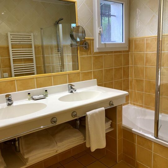 https://www.respelido.co.uk/wp-content/uploads/2024/06/salle-de-bains-bathroom-202-540x540.jpg