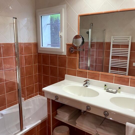 https://www.respelido.co.uk/wp-content/uploads/2024/06/salle-de-bains-rouge-red-bathroom-103-540x540.jpg