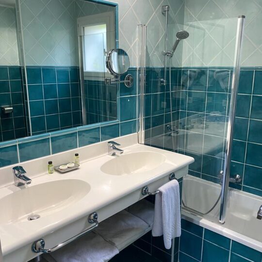 https://www.respelido.co.uk/wp-content/uploads/2024/06/salle-de-bains-verte-green-bathroom-204-540x540.jpg