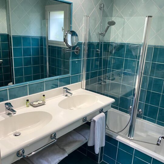 https://www.respelido.co.uk/wp-content/uploads/2024/06/salle-de-bains-verte-green-bathroom-303-540x540.jpg